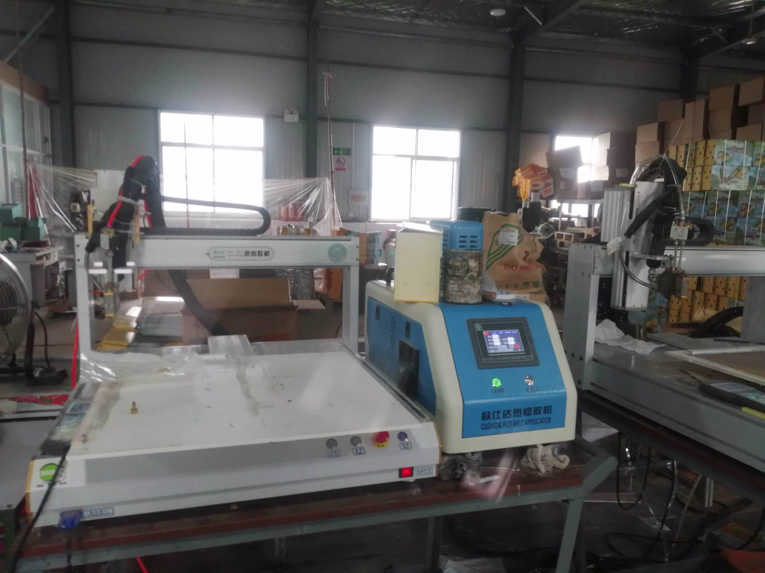 La máquina de pulverización de adhesivo termofusible Oushida mejora la unión mediante adhesivo termofusible en la industria del envasado de alimentos.