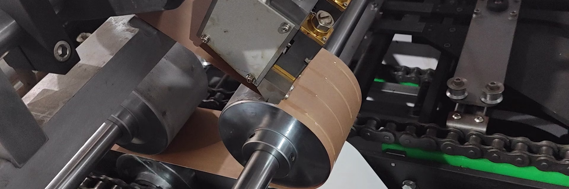 Introdução à máquina automática de aplicação de selante termofusível para pneus + linha de resfriamento (sistema de selante termofusível antifuros)